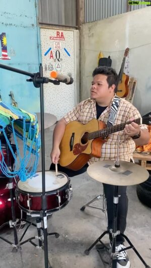 Eric Fuzi Instagram - Nasib baik video ni cut sebelum aku bukak mulut menyanyi, kalau tak confirm esok berduyun gadis tunggu depan pagar rumah! 🤪