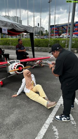 Eric Fuzi Instagram - Alhamdulillah.. kami sempat hadir ke Karnival TVET Johor 2023. 
Kami amaze sangat dengan bakat bakat anak muda kat sini.. dari Arca, painting dan idea Merch Battler (Robotic) semuanya hebat-hebat! Tahniah semua.
We wish you guys all the best okay.
Thankyou so much @unitstrategikmodalinsanjohor for having us!

#tvetpilihansaya
