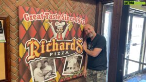 Eric Lange Instagram - If ya know, ya know. 🫶🏻🫶🏻🫶🏻 #CincinnatiFoodTour @richardspizza @officialskylinechili @larosaspizzeria