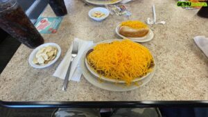 Eric Lange Instagram - If ya know, ya know. 🫶🏻🫶🏻🫶🏻 #CincinnatiFoodTour @richardspizza @officialskylinechili @larosaspizzeria