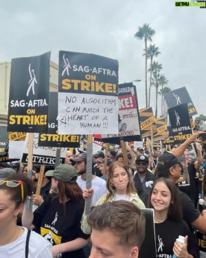 Eric Lange Instagram - This is what #Solidarity looks like! Amazing turnout and vibes at the @sagaftra rally today at Paramount. This was a much needed boost in what has become a vacuum of these “negotiations.” This strike is incredibly hard to weather, but putting us all out there on the streets together has only served to reinforce the love I have for all of my brothers and sisters in this crazy circus life. #StayStrong