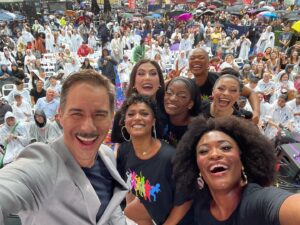Eric McCormack Instagram - Rain don’t scare US! So great to host #CurtainUp with the amazing cast of #sixthemusical and all the great #Broadway casts this morning! #thecottagebroadway @thecottagebroadway @sixbroadway