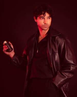 Eric Saade Instagram - This week is all about love and @BOSS The Scent Elexir gets me in the mood. A mix of red hot pimentos and sandalwood creates a perfect scent for an evening filled with love. #bossthescent #BeYourOwnBoss @kicks.se