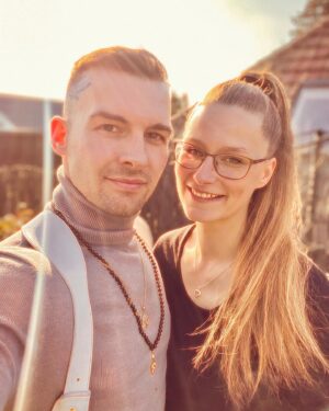 Eric Stehfest Instagram - Heute wird es Zeit das ich euch meine wunderbare Cousine Natascha @tascha_he vorstelle. Wenn Eltern sich scheiden lassen und danach keine Versöhnung stattfindet, zerspringt die Familie in tausend Teile und damit auch die Psyche. Egal wie sehr man sich anstrengt, irgendwas fehlt. Vielleicht nicht bei den Eltern aber ganz sicher bei den Kindern. Und diese Lücke versucht man verzweifelt zu schließen. Man greift zu Alkohol und Drogen, man lenkt sich mit endlosen Partys ab, lässt seiner Wut freien Lauf oder stürzt sich von einer toxischen Beziehung in die nächste. Doch die Lücke lässt sich nie wirklich schließen. Natascha hat mir über die vielen Jahre unserer Jugend immer wieder Zeichen gesendet, Nachrichten zum Geburtstag oder an Weihnachten geschickt, damit ich weiß das sie an mich denken. Ich war allerdings nicht soweit um zu sehen das mein Glück zum greifen nah ist. Es hat 30 Jahre gedauert bis ich bereit war mich meiner Angst zu stellen. Meiner Angst davor, mich niemals „komplett“ zu fühlen, egal ob mit oder ohne Familie. Doch wenn wir nicht bereit sind einfach ALLES zu verändern, werden wir niemals herausfinden ob da draußen vielleicht doch noch mehr auf uns wartet. Und bereits jetzt kann ich sagen das da wirklich etwas gewartet hat. Ich habe durch Natascha nicht eine, sondern gleich 3 Herzensgute, treue und ehrliche Cousinen in mein Leben bekommen. Durch Natascha durfte ich an meinem 34. Geburtstag das erste Mal erleben wie es sich anfühlt, wenn Mama UND Papa einem zum Geburtstag gratulieren. Wir sind nach unserer Ersten Begegnung sogar einige Wochen später in die selbe Stadt gezogen. Ich bin so wahnsinnig dankbar dafür das wir uns jetzt haben. In so etwas komplexem wie der Familie sollte es nicht um Schuld gehen. Die Vergangenheit liegt hinter uns. Mir ist egal was damals war. Wir alle machen Fehler. Wer will schon für den Rest seines Lebens dafür angeklagt werden? Niemand. Ich möchte ab jetzt dafür sorgen, das die Familie zusammenhält. Danke Natascha das es dich gibt. Du bist die Sonne!