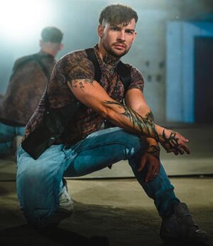 Eric Stehfest Instagram - Der Countdown läuft!!! Endlich ist es bald soweit und ich kann mein Holster mit euch teilen❤️ Nehmt ihr euer Holster mit goldenen oder silbernen Nieten? 
#stehfestzudir
Foto by @dennybraeuerphotography