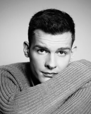 Eric Stehfest Instagram - Wer spielt in meinem Debut Film eigentlich den jungen Eric? Das mache ich natürlich selbst. 😉⭐️🎥
Foto by @robinkater (2022) 
#actors 
#actorslife 
#character 
#cinema 
#camera 
#oscar 
#movies 
#debutfilm