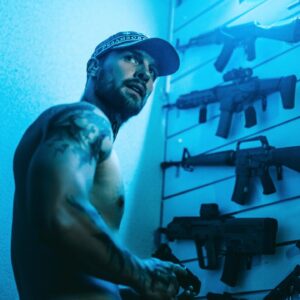 Eric Stehfest Instagram - Drehtag2. EGO KILLER. „Ab heute wird scharf geschossen!“ Hast du dir schonmal die Frage gestellt wofür du bereit wärst zu sterben? Wie oft reden wir im Alltag über Wünsche und Träume, „schießen am Ende dann doch nur mit Platzpatronen.“ Meistens tun wir nur so als ob und verarschen uns am Ende selbst, weil wir dann doch wieder zu faul sind loszulaufen… Der härteste Kampf der Welt ist und bleibt der Kampf gegen dich selbst, gegen deine Faulheit, deine Ausreden, deine Schmerzen und Ängste, deine Unsicherheit und letztlich, dein Ego! 
Fotos @wilhelmpolinski 
Kamera @dennybraeuerphotography 
Regie&Schauspiel @ericstehfest
Location @strzelnica_pretor_gorzow