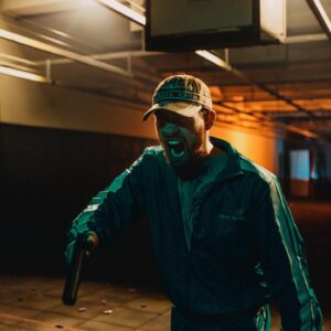 Eric Stehfest Instagram - Drehtag2. EGO KILLER. „Ab heute wird scharf geschossen!“ Hast du dir schonmal die Frage gestellt wofür du bereit wärst zu sterben? Wie oft reden wir im Alltag über Wünsche und Träume, „schießen am Ende dann doch nur mit Platzpatronen.“ Meistens tun wir nur so als ob und verarschen uns am Ende selbst, weil wir dann doch wieder zu faul sind loszulaufen… Der härteste Kampf der Welt ist und bleibt der Kampf gegen dich selbst, gegen deine Faulheit, deine Ausreden, deine Schmerzen und Ängste, deine Unsicherheit und letztlich, dein Ego! 
Fotos @wilhelmpolinski 
Kamera @dennybraeuerphotography 
Regie&Schauspiel @ericstehfest
Location @strzelnica_pretor_gorzow