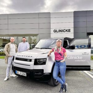 Eric Stehfest Instagram - Endlich ist es soweit! Wir sind nun offizieller Kooperationspartner des Autohauses @glinicke_goettingen ✨ Dank des Vertrauens von Tim Meise, haben wir einen Partner an unserer Seite der für uns ein Fahrzeug gefunden hat, das uns als Eltern und Künstler repräsentiert. Vielen Dank dafür! Unser neuer DEFENDER wird uns sicher an jedes Ziel bringen, egal ob zur Schule oder zum nächsten DJ Gig. In Zukunft wird es einige tolle Aktionen geben und vielleicht sitzen wir ja bald mit euch gemeinsam für eine Probefahrt im Defender! Tag für Tag arbeiten @edithstehfest und ich gefühlt 24/7 an unseren Visionen! Damit aus Träumen, echte Momente werden. Für diese Momente geben wir alles. Deshalb ist es für uns ein Riesen Push mit so einem tollen Auto unsere Wege zu erledigen! Der DEFENDER ist ab heute unser „Beschützer“ der uns hilft, auch mit Gegenwind unseren Zielen ein Stück näher zu kommen. Und by the way haben wir für euch Mega Sonderkonditionen, falls auch ihr Bock auf einen neuen Push habt (dann gern eine PN an mich). #landrover #defender #glinickegöttingen #carlovers #offroad #geländewagen #beschützer #myway #einfachmobil