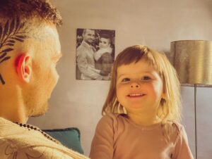 Eric Stehfest Instagram - Es gibt Tage… an denen kann ich mein Glück fassen! Heute zum Beispiel. Danke meine 
(be)-zaubernde Ehefrau @edithstehfest! Ich bin 33 Jahre alt. Heute feiere ich meine ganz eigene Wiederauferstehung. Und euch da draußen wünsche ich mit diesen Bildern frohe Ostern und ein liebendes Herz. Euer Eric ❤️