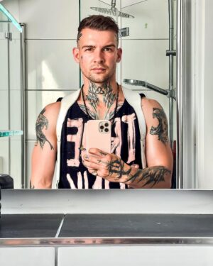 Eric Stehfest Instagram - True Punk. Ich wünsche euch allen, das ihr eure Ängste und Zweifel überwindet. Jeden Tag aufs Neue. Für ein selbstbestimmtes, erfülltes Leben! „Komm liebe Angst, meine alte Freundin, lass uns tanzen.“