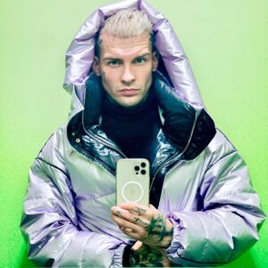 Eric Stehfest Instagram - Ich wurde in meinem Leben so oft auf verschiedenste Weisen missbraucht, das mir fast alle Teile meiner Seele, meiner Persönlichkeit, genommen wurden. Weil ich ein Kind voller Liebe, voller Glück und Freude war, in einer grauen, verrohenden Welt. Sie alle wollten an meine Lebensfreude rankommen, doch sie haben Eric Stehfest wahrlich unterschätzt. Denn ich weiß wie man sich versteckt, Geheimnisse hütet und KÄMPFT. In den letzten Jahren bin ich ihnen allen nochmal begegnet und habe alle meine SeelenTeile wieder eingesammelt. Ich fühle mich endlich wieder vollkommen! Und ich werde dafür kämpfen das IHR auch eure SeelenTeile wiederbekommt. Ich werde dafür kämpfen das wir alle zusammen eine LIEBESBEWEGUNG über die gesamte Welt tragen und allen Seelensaugern zeigen, das sie keine Macht mehr haben und selbst einen Weg finden müssen zu ihrer Lebensfreude zu kommen! Eure Freude gehört EUCH. Niemandem sonst! Ich beschütze mich! Euch! Schließt kurz die Augen und fühlt die Kraft in euch. Wir sind viele. In Liebe,
Euer Eric 
Danke an mein Herz @edithstehfest, für deine bedingungslose Liebe! 
#souldiersoflove 
#stehfestzudir