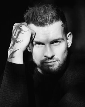 Eric Stehfest Instagram - Look into my eyes. 
Was fühlst du gerade? 
Portrait by @robinkater 
#actor 
#actorslife 
#theater 
#movie 
#series 
#casting 
#oscar