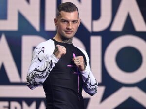 Eric Stehfest Instagram - Heute 20:15 Uhr Ninja Warrior Germany auf RTL. Ich war dabei! Diesmal kein Promi Special mit Extrawurst sondern bei den richtigen Ninjas. Was für eine kranke sch****… 😅 mein Respekt an die Mädels und Jungs dort. Unfassbar heftig was die dort abliefern. Ich habe mein Bestes gegeben und bin stolz angetreten zu sein. Wer meinen Lauf sehen will schaltet heute einfach ein. @ninja_warrior_germany @rtl_de @rtlplus 
@joviwan.kenobi und @daniel.dho 
Fotos by @photographie.markus.hertrich
