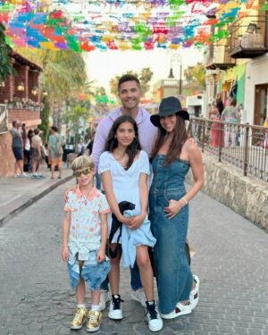 Eric Winter Instagram - With my Chu @ebwinter , @sebitennis Dylan Gabriel and best friends @kellyleonardi @jazleonardi Luca and Olive life is more beautiful 🫶🫶

Que bonitas estas vacaciones! Much needed!

Ya pronto a trabajar 🇵🇷🙌