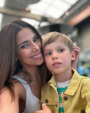 Eric Winter Instagram - Hope all those amazing mommy’s around the world had a special and beautiful day!  So grateful to be surrounded with my beautiful family and close friends that we treasure so much!

Un día de Madres hermoso junto a mi Sebella y Dylan, mis amores y mayor logro en la vida.  Agradecida Dios cada segundo por darme la oportunidad de ser madre…

Loved spending it with @ebwinter @therealkimk_la @sebitennis Dylan @gwenwinter Ranya, Danny, Brodie, Emily