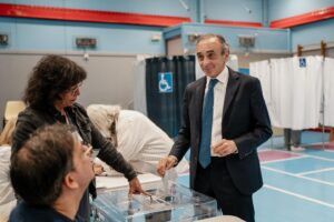 Éric Zemmour Instagram - A voté ! 🇫🇷

#legislatives2024