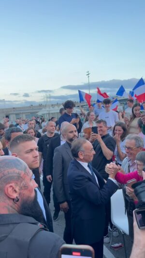 Éric Zemmour Instagram - Je suis heureux d’être de retour à Nice, là où tout a commencé avec la Croisée des chemins.

Quel bonheur d’être avec vous et devant la Méditerranée !

#JeVoteReconquête #Européennes