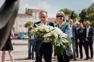 Éric Zemmour Instagram - Je suis à Romans-sur-Isère aux côtés d’Evelyne Reybert, candidate Reconquête sur la 4e circonscription de la Drôme. Nous rendons hommage à la mémoire de son fils Julien Vinson, assassiné par un djihadiste soudanais.

#LeCourageDeLaVérité