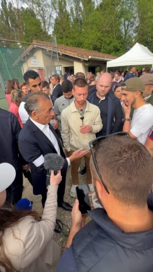Éric Zemmour Instagram - 🔴 Eric Zemmour vient d’arriver à Crépol. Après son meeting de Valence, il a voulu honorer la mémoire de Thomas. Ici, les jeunes retournent pour la première fois à une fête de village. Ils sont heureux de la partager avec le premier homme politique venu à Crépol depuis le drame.