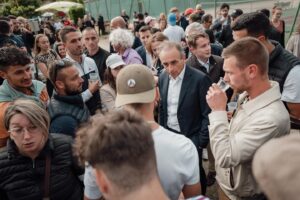 Éric Zemmour Instagram - Après mon meeting de Valence, j’ai voulu passer à Crépol pour honorer la mémoire de Thomas. 

Ce soir, les jeunes se retrouvent à la fête du village. La vie reprend, mais ils n’oublieront jamais leur ami.
 
Les médias diront récupération. Les jeunes de Crépol m’ont dit merci.
