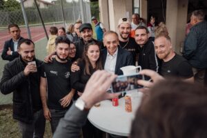Éric Zemmour Instagram - Après mon meeting de Valence, j’ai voulu passer à Crépol pour honorer la mémoire de Thomas. 

Ce soir, les jeunes se retrouvent à la fête du village. La vie reprend, mais ils n’oublieront jamais leur ami.
 
Les médias diront récupération. Les jeunes de Crépol m’ont dit merci.