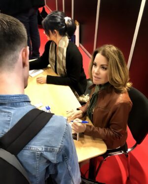 Erica Durance Instagram - Merci Paris!!! I met such lovely people this weekend @paris.fanfestival you guys are awesome!! #parisfanfestival  #smallville #loislane #ericadurance