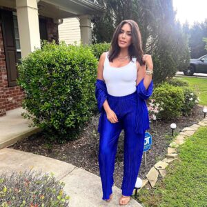 Erica Page Instagram - “A woman who cuts her hair is about to change her life” ~Coco Chanel

P.S. I’m really glad that ADT sign at least matches my outfit 🤷🏻‍♀️😂

#newlook #newhair #changes #shorthairdontcare #sunday #prettyobsessed #ootd