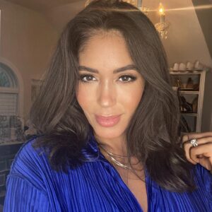 Erica Page Instagram - “A woman who cuts her hair is about to change her life” ~Coco Chanel

P.S. I’m really glad that ADT sign at least matches my outfit 🤷🏻‍♀️😂

#newlook #newhair #changes #shorthairdontcare #sunday #prettyobsessed #ootd