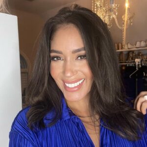 Erica Page Instagram - “A woman who cuts her hair is about to change her life” ~Coco Chanel

P.S. I’m really glad that ADT sign at least matches my outfit 🤷🏻‍♀️😂

#newlook #newhair #changes #shorthairdontcare #sunday #prettyobsessed #ootd
