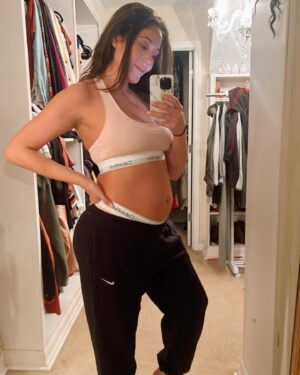 Erica Page Instagram - BUMP Update🤰🏻

27 weeks & 2 days. 3 more months & Rio Rey Márquez will be in my arms & not in my belly! 🥰🤗

#bumpupdate #babybumb #pregnantlife #pregnantstyle #prettyobsessed #mommytobe #prettypregnant #firstpregnancy
