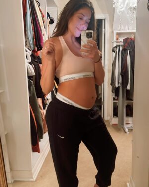 Erica Page Instagram - BUMP Update🤰🏻

27 weeks & 2 days. 3 more months & Rio Rey Márquez will be in my arms & not in my belly! 🥰🤗

#bumpupdate #babybumb #pregnantlife #pregnantstyle #prettyobsessed #mommytobe #prettypregnant #firstpregnancy