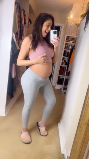 Erica Page Instagram - 37 weeks on Thursday! Can’t believe it’s almost GO TIME!!! Ahhhhh!!! #pregnant #bump #pregnancy #pregnantbelly #newmommy #firsttimemom
