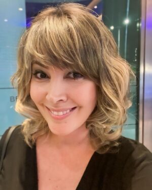 Érica Saraiva Instagram - Novo look! 💇🏼‍♀️💁🏼‍♀️ Fui fazer uma escova e decidi propor a franja, aí dei também uma repicada… Amei, @cabelosporjane (@salaohidratus)! Amei a resenha também, @karinaforgas! 🗣️ Pede desculpa a minha tia @anaforgas! 🫣😁

🗓️ Sei que ainda estamos em abril, mas minha cabeça já está no segundo semestre! 🚀 Muita coisa pela frente, muitos desafios pessoais, profissionais… Sempre com muita consciência, leveza, intensidade, foco, preparação, capacitação, networking, trabalho, humildade e ética, vou descobrindo meu próprio caminho, e vou fazendo as coisas do meu jeito, no meu tempo, baseada no que acredito, traçando uma trajetória que imprime a minha personalidade e o propósito da minha empresa de democratizar o acesso à música e os artistas e o palco, construindo pontes. Seja na comunicação ou na produção.

Vamos que tudo é possível! Obrigada a todo mundo que colou e com certeza faz parte disso! 🙏🏼 OBRIGADA.