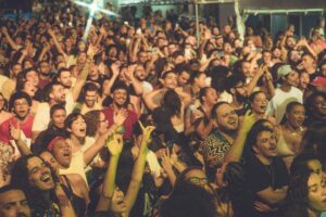 Érica Saraiva Instagram - Primeiros registros da nossa cobertura do último show da Turnê V da @magloreoficial em Salvador! 🤩 Que noite, amigos, na moral! 💥 O universo conspirou totalmente, e o que se viu foi um espetáculo! Um verdadeiro show de luzes (@joaobatista_ld 🖤), de som, de música, de banda, DE PÚBLICO! 😍

🌂 Até São Pedro segurou a onda este ano! Assim que @teagoliveira, @lgoncalvesoficial, @lelo.brandao e @felipedieder entraram no camarim, foi que choveu! 🤣

E assim rolou um breve “after” no camarim com o povo entocado numa vibe única de resenha sobre tudo e confraternização com amigos, familiares e fãs!

🎉 𝐒𝐎𝐋𝐃 𝐎𝐔𝐓 - 𝐕𝐈𝐕𝐀 𝐀 𝐌𝐀𝐆𝐋𝐎𝐑𝐄!
📷 Fotos: @hedernovaes

📍 𝐇𝐨𝐣𝐞 𝐭𝐞𝐦 𝐅𝐞𝐢𝐫𝐚 𝐝𝐞 𝐒𝐚𝐧𝐭𝐚𝐧𝐚! @magloreoficial e @meusamigosestaovelhos na @casanoisefsa, 17h! #partiu