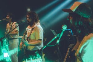 Érica Saraiva Instagram - Primeiros registros da nossa cobertura do último show da Turnê V da @magloreoficial em Salvador! 🤩 Que noite, amigos, na moral! 💥 O universo conspirou totalmente, e o que se viu foi um espetáculo! Um verdadeiro show de luzes (@joaobatista_ld 🖤), de som, de música, de banda, DE PÚBLICO! 😍

🌂 Até São Pedro segurou a onda este ano! Assim que @teagoliveira, @lgoncalvesoficial, @lelo.brandao e @felipedieder entraram no camarim, foi que choveu! 🤣

E assim rolou um breve “after” no camarim com o povo entocado numa vibe única de resenha sobre tudo e confraternização com amigos, familiares e fãs!

🎉 𝐒𝐎𝐋𝐃 𝐎𝐔𝐓 - 𝐕𝐈𝐕𝐀 𝐀 𝐌𝐀𝐆𝐋𝐎𝐑𝐄!
📷 Fotos: @hedernovaes

📍 𝐇𝐨𝐣𝐞 𝐭𝐞𝐦 𝐅𝐞𝐢𝐫𝐚 𝐝𝐞 𝐒𝐚𝐧𝐭𝐚𝐧𝐚! @magloreoficial e @meusamigosestaovelhos na @casanoisefsa, 17h! #partiu