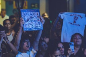 Érica Saraiva Instagram - Primeiros registros da nossa cobertura do último show da Turnê V da @magloreoficial em Salvador! 🤩 Que noite, amigos, na moral! 💥 O universo conspirou totalmente, e o que se viu foi um espetáculo! Um verdadeiro show de luzes (@joaobatista_ld 🖤), de som, de música, de banda, DE PÚBLICO! 😍

🌂 Até São Pedro segurou a onda este ano! Assim que @teagoliveira, @lgoncalvesoficial, @lelo.brandao e @felipedieder entraram no camarim, foi que choveu! 🤣

E assim rolou um breve “after” no camarim com o povo entocado numa vibe única de resenha sobre tudo e confraternização com amigos, familiares e fãs!

🎉 𝐒𝐎𝐋𝐃 𝐎𝐔𝐓 - 𝐕𝐈𝐕𝐀 𝐀 𝐌𝐀𝐆𝐋𝐎𝐑𝐄!
📷 Fotos: @hedernovaes

📍 𝐇𝐨𝐣𝐞 𝐭𝐞𝐦 𝐅𝐞𝐢𝐫𝐚 𝐝𝐞 𝐒𝐚𝐧𝐭𝐚𝐧𝐚! @magloreoficial e @meusamigosestaovelhos na @casanoisefsa, 17h! #partiu