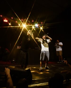 Érica Saraiva Instagram - Seguem as primeiras fotos profissionais da estreia da carreira solo de @sainktt em Salvador! 🔥 Foi também a estreia da @midiamassaproducoes no Largo Pedro Arcanjo, depois de mais de uma década fazendo shows ao longo do ano nos largos Tereza Batista e Quincas Berro d’Água, no Pelourinho. Experiência incrível! Valeu, Antônio Rodrigues (Lisboa), comerciantes, CCPI (@secultba), Roque e Ângelo (@atsonorizacao) e equipe de limpeza!

Noite linda de boas vibrações, com todos na mesma frequência de fazer acontecer da maneira mais especial possível. E foi! Mais uma vez, obrigado ao @djbranco007 que abriu o show com a nata do hip-hop nacional, e a @coscantine, @3roundoficial, que comandou a Batalha de MC’s e selecionou @gustavoazeh para rimar com Sain! Foi foda tudo e um momento muito único para todos!

Aquele salve indispensável para @sainktt, @rare_gnxt, @djdonniejaydonuts e sua equipe @nina_novello, @rocksprodutora, @denorsousa, @moving.comunicacao! Que showzaço! Gratidão pela confiança, e #vqv! 🚀

🤩 Equipe Mídia Massa, vocês são um luxo, na moral! Orgulho demais! 𝙀𝙌𝙐𝙄𝙋𝙀 𝙈𝙄𝘿𝙄𝘼 𝙈𝘼𝙎𝙎𝘼:

• Produção Geral: @ericasaraiva
• Produção: @odancerqueira e @aangelmarques
• Chefe de Palco: @cezar_g_v_jr
• Produtor Técnico e Técnico de PA: Victor Falcão
• Carregador: @nilton.leao.pelo7
• Bilheteria: @rochelledenegreiros
• Portaria: @vinienq e @inraisa
• Arte: @donguto
• Tráfego de redes: @marquinhoat

🖌️ 𝙁𝙊𝙍𝙉𝙀𝘾𝙀𝘿𝙊𝙍𝙀𝙎:
• Seguranças e brigadistas: @grupo.connection_oficial
• Cenografia (caixa preta): @malhasclaudio
• Hospedagem: @thehotel_salvador

🤝 𝙋𝘼𝙍𝘾𝙀𝙄𝙍𝙊𝙎:
@pontooutdoor @clubecorreio @diluccasalvador @megacook @thehotel_salvador 🙏🏽❤️‍🔥

📷 Fotos: Luan Teles | @vulgotlls