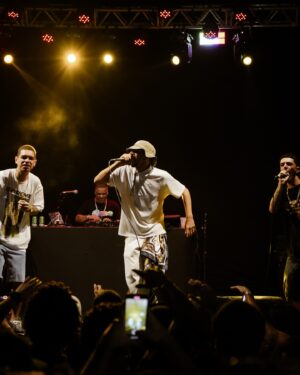 Érica Saraiva Instagram - Seguem as primeiras fotos profissionais da estreia da carreira solo de @sainktt em Salvador! 🔥 Foi também a estreia da @midiamassaproducoes no Largo Pedro Arcanjo, depois de mais de uma década fazendo shows ao longo do ano nos largos Tereza Batista e Quincas Berro d’Água, no Pelourinho. Experiência incrível! Valeu, Antônio Rodrigues (Lisboa), comerciantes, CCPI (@secultba), Roque e Ângelo (@atsonorizacao) e equipe de limpeza!

Noite linda de boas vibrações, com todos na mesma frequência de fazer acontecer da maneira mais especial possível. E foi! Mais uma vez, obrigado ao @djbranco007 que abriu o show com a nata do hip-hop nacional, e a @coscantine, @3roundoficial, que comandou a Batalha de MC’s e selecionou @gustavoazeh para rimar com Sain! Foi foda tudo e um momento muito único para todos!

Aquele salve indispensável para @sainktt, @rare_gnxt, @djdonniejaydonuts e sua equipe @nina_novello, @rocksprodutora, @denorsousa, @moving.comunicacao! Que showzaço! Gratidão pela confiança, e #vqv! 🚀

🤩 Equipe Mídia Massa, vocês são um luxo, na moral! Orgulho demais! 𝙀𝙌𝙐𝙄𝙋𝙀 𝙈𝙄𝘿𝙄𝘼 𝙈𝘼𝙎𝙎𝘼:

• Produção Geral: @ericasaraiva
• Produção: @odancerqueira e @aangelmarques
• Chefe de Palco: @cezar_g_v_jr
• Produtor Técnico e Técnico de PA: Victor Falcão
• Carregador: @nilton.leao.pelo7
• Bilheteria: @rochelledenegreiros
• Portaria: @vinienq e @inraisa
• Arte: @donguto
• Tráfego de redes: @marquinhoat

🖌️ 𝙁𝙊𝙍𝙉𝙀𝘾𝙀𝘿𝙊𝙍𝙀𝙎:
• Seguranças e brigadistas: @grupo.connection_oficial
• Cenografia (caixa preta): @malhasclaudio
• Hospedagem: @thehotel_salvador

🤝 𝙋𝘼𝙍𝘾𝙀𝙄𝙍𝙊𝙎:
@pontooutdoor @clubecorreio @diluccasalvador @megacook @thehotel_salvador 🙏🏽❤️‍🔥

📷 Fotos: Luan Teles | @vulgotlls