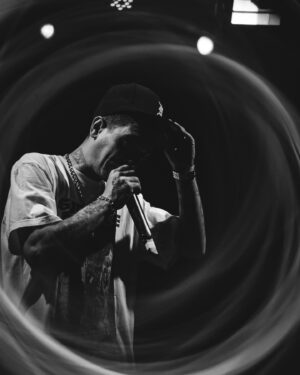 Érica Saraiva Instagram - Seguem as primeiras fotos profissionais da estreia da carreira solo de @sainktt em Salvador! 🔥 Foi também a estreia da @midiamassaproducoes no Largo Pedro Arcanjo, depois de mais de uma década fazendo shows ao longo do ano nos largos Tereza Batista e Quincas Berro d’Água, no Pelourinho. Experiência incrível! Valeu, Antônio Rodrigues (Lisboa), comerciantes, CCPI (@secultba), Roque e Ângelo (@atsonorizacao) e equipe de limpeza!

Noite linda de boas vibrações, com todos na mesma frequência de fazer acontecer da maneira mais especial possível. E foi! Mais uma vez, obrigado ao @djbranco007 que abriu o show com a nata do hip-hop nacional, e a @coscantine, @3roundoficial, que comandou a Batalha de MC’s e selecionou @gustavoazeh para rimar com Sain! Foi foda tudo e um momento muito único para todos!

Aquele salve indispensável para @sainktt, @rare_gnxt, @djdonniejaydonuts e sua equipe @nina_novello, @rocksprodutora, @denorsousa, @moving.comunicacao! Que showzaço! Gratidão pela confiança, e #vqv! 🚀

🤩 Equipe Mídia Massa, vocês são um luxo, na moral! Orgulho demais! 𝙀𝙌𝙐𝙄𝙋𝙀 𝙈𝙄𝘿𝙄𝘼 𝙈𝘼𝙎𝙎𝘼:

• Produção Geral: @ericasaraiva
• Produção: @odancerqueira e @aangelmarques
• Chefe de Palco: @cezar_g_v_jr
• Produtor Técnico e Técnico de PA: Victor Falcão
• Carregador: @nilton.leao.pelo7
• Bilheteria: @rochelledenegreiros
• Portaria: @vinienq e @inraisa
• Arte: @donguto
• Tráfego de redes: @marquinhoat

🖌️ 𝙁𝙊𝙍𝙉𝙀𝘾𝙀𝘿𝙊𝙍𝙀𝙎:
• Seguranças e brigadistas: @grupo.connection_oficial
• Cenografia (caixa preta): @malhasclaudio
• Hospedagem: @thehotel_salvador

🤝 𝙋𝘼𝙍𝘾𝙀𝙄𝙍𝙊𝙎:
@pontooutdoor @clubecorreio @diluccasalvador @megacook @thehotel_salvador 🙏🏽❤️‍🔥

📷 Fotos: Luan Teles | @vulgotlls
