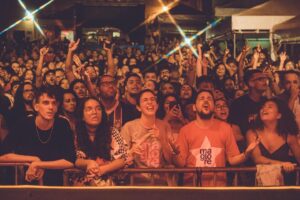 Érica Saraiva Instagram - Primeiros registros da nossa cobertura do último show da Turnê V da @magloreoficial em Salvador! 🤩 Que noite, amigos, na moral! 💥 O universo conspirou totalmente, e o que se viu foi um espetáculo! Um verdadeiro show de luzes (@joaobatista_ld 🖤), de som, de música, de banda, DE PÚBLICO! 😍

🌂 Até São Pedro segurou a onda este ano! Assim que @teagoliveira, @lgoncalvesoficial, @lelo.brandao e @felipedieder entraram no camarim, foi que choveu! 🤣

E assim rolou um breve “after” no camarim com o povo entocado numa vibe única de resenha sobre tudo e confraternização com amigos, familiares e fãs!

🎉 𝐒𝐎𝐋𝐃 𝐎𝐔𝐓 - 𝐕𝐈𝐕𝐀 𝐀 𝐌𝐀𝐆𝐋𝐎𝐑𝐄!
📷 Fotos: @hedernovaes

📍 𝐇𝐨𝐣𝐞 𝐭𝐞𝐦 𝐅𝐞𝐢𝐫𝐚 𝐝𝐞 𝐒𝐚𝐧𝐭𝐚𝐧𝐚! @magloreoficial e @meusamigosestaovelhos na @casanoisefsa, 17h! #partiu