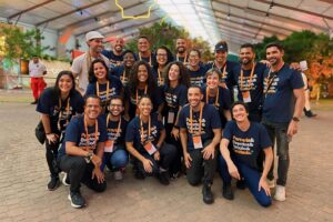 Érica Saraiva Instagram - É tão difícil traduzir uma experiência que é enriquecedora em tantos sentidos… Uni algumas fotos de quando tentamos nos juntar no último dia para alguns registros oficiais, mas mesmo com cerca de 98% de todo mundo que tocou o barco ali presente, me pareceu pouco para passar a grandiosidade do que fizemos e do que significou para mim.

Este ano, assumi mais responsabilidades na Convenção Nacional da Shell Raízen, fiquei mais dias, aprendi mais junto a tantos profissionais de ponta que conduziram tudo isso, e me inspirei ainda mais com tantas mulheres ocupando posições de lideranças em seus times, a começar pelas diretoras da @parceriailimitada, @joanabartho e @martalapido, que imprimem à agência responsável uma filosofia colaborativa e de reconhecimento a cada esforço, cada resultado.

ACREDITO MUITO NISSO! E todos que estavam ali viram células multiplicadoras, como eu, incluindo os demais da Bahia (foto 3). O que dizer dos meus chefinhos diretos? @davidmiguel_miguel e @maripessoa são extremamente competentes no que fazem, e ainda conseguem conciliar um monte de características que parecem incompatíveis mas eu sempre soube que não eram! Personalidade forte, inteligência, generosidade e bom humor! Impecáveis! ♥️

Foi tudo lindo, gente! Obrigada por confiarem em mim, obrigada pela experiência que não foi só para os clientes, por serem a prova de que um bom planejamento sempre será o caminho, por mais que apareçam imprevistos, por mostrarem na prática o quanto a união faz a força! 💪🏼

Um salve especial ao nosso #TimeTribalistas que conta também com @dianamorena.s, @oinetosanches e o estreante incrível Rafael Vinícius! Para o alto! 🚀🚀🚀