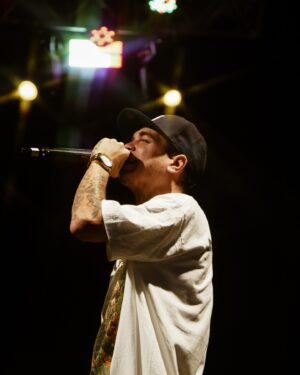 Érica Saraiva Instagram - Seguem as primeiras fotos profissionais da estreia da carreira solo de @sainktt em Salvador! 🔥 Foi também a estreia da @midiamassaproducoes no Largo Pedro Arcanjo, depois de mais de uma década fazendo shows ao longo do ano nos largos Tereza Batista e Quincas Berro d’Água, no Pelourinho. Experiência incrível! Valeu, Antônio Rodrigues (Lisboa), comerciantes, CCPI (@secultba), Roque e Ângelo (@atsonorizacao) e equipe de limpeza!

Noite linda de boas vibrações, com todos na mesma frequência de fazer acontecer da maneira mais especial possível. E foi! Mais uma vez, obrigado ao @djbranco007 que abriu o show com a nata do hip-hop nacional, e a @coscantine, @3roundoficial, que comandou a Batalha de MC’s e selecionou @gustavoazeh para rimar com Sain! Foi foda tudo e um momento muito único para todos!

Aquele salve indispensável para @sainktt, @rare_gnxt, @djdonniejaydonuts e sua equipe @nina_novello, @rocksprodutora, @denorsousa, @moving.comunicacao! Que showzaço! Gratidão pela confiança, e #vqv! 🚀

🤩 Equipe Mídia Massa, vocês são um luxo, na moral! Orgulho demais! 𝙀𝙌𝙐𝙄𝙋𝙀 𝙈𝙄𝘿𝙄𝘼 𝙈𝘼𝙎𝙎𝘼:

• Produção Geral: @ericasaraiva
• Produção: @odancerqueira e @aangelmarques
• Chefe de Palco: @cezar_g_v_jr
• Produtor Técnico e Técnico de PA: Victor Falcão
• Carregador: @nilton.leao.pelo7
• Bilheteria: @rochelledenegreiros
• Portaria: @vinienq e @inraisa
• Arte: @donguto
• Tráfego de redes: @marquinhoat

🖌️ 𝙁𝙊𝙍𝙉𝙀𝘾𝙀𝘿𝙊𝙍𝙀𝙎:
• Seguranças e brigadistas: @grupo.connection_oficial
• Cenografia (caixa preta): @malhasclaudio
• Hospedagem: @thehotel_salvador

🤝 𝙋𝘼𝙍𝘾𝙀𝙄𝙍𝙊𝙎:
@pontooutdoor @clubecorreio @diluccasalvador @megacook @thehotel_salvador 🙏🏽❤️‍🔥

📷 Fotos: Luan Teles | @vulgotlls