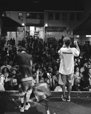 Érica Saraiva Instagram - Seguem as primeiras fotos profissionais da estreia da carreira solo de @sainktt em Salvador! 🔥 Foi também a estreia da @midiamassaproducoes no Largo Pedro Arcanjo, depois de mais de uma década fazendo shows ao longo do ano nos largos Tereza Batista e Quincas Berro d’Água, no Pelourinho. Experiência incrível! Valeu, Antônio Rodrigues (Lisboa), comerciantes, CCPI (@secultba), Roque e Ângelo (@atsonorizacao) e equipe de limpeza!

Noite linda de boas vibrações, com todos na mesma frequência de fazer acontecer da maneira mais especial possível. E foi! Mais uma vez, obrigado ao @djbranco007 que abriu o show com a nata do hip-hop nacional, e a @coscantine, @3roundoficial, que comandou a Batalha de MC’s e selecionou @gustavoazeh para rimar com Sain! Foi foda tudo e um momento muito único para todos!

Aquele salve indispensável para @sainktt, @rare_gnxt, @djdonniejaydonuts e sua equipe @nina_novello, @rocksprodutora, @denorsousa, @moving.comunicacao! Que showzaço! Gratidão pela confiança, e #vqv! 🚀

🤩 Equipe Mídia Massa, vocês são um luxo, na moral! Orgulho demais! 𝙀𝙌𝙐𝙄𝙋𝙀 𝙈𝙄𝘿𝙄𝘼 𝙈𝘼𝙎𝙎𝘼:

• Produção Geral: @ericasaraiva
• Produção: @odancerqueira e @aangelmarques
• Chefe de Palco: @cezar_g_v_jr
• Produtor Técnico e Técnico de PA: Victor Falcão
• Carregador: @nilton.leao.pelo7
• Bilheteria: @rochelledenegreiros
• Portaria: @vinienq e @inraisa
• Arte: @donguto
• Tráfego de redes: @marquinhoat

🖌️ 𝙁𝙊𝙍𝙉𝙀𝘾𝙀𝘿𝙊𝙍𝙀𝙎:
• Seguranças e brigadistas: @grupo.connection_oficial
• Cenografia (caixa preta): @malhasclaudio
• Hospedagem: @thehotel_salvador

🤝 𝙋𝘼𝙍𝘾𝙀𝙄𝙍𝙊𝙎:
@pontooutdoor @clubecorreio @diluccasalvador @megacook @thehotel_salvador 🙏🏽❤️‍🔥

📷 Fotos: Luan Teles | @vulgotlls