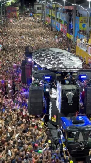 Érica Saraiva Instagram - RECALCULANDO A ROTA

A primeira quinta-feira de #tbt após o Carnaval de Salvador 2024 merece imagens de quem deu o nome, além da curva, nesta que é a maior festa popular de rua do planeta. Foi um carnaval simplesmente espetacular, com muita coisa acontecendo em todo lugar, muita opção quanto ao formato e ao tipo de música, e o mais importante… o destaque ficou todo voltado para o CARNAVAL DE RUA! NA RUA! SEM CORDAS! ❤️‍🔥

Essa é a essência deste encontro em fevereiro, minha gente! O Furdunço surgiu propondo um trio mais “pé no chão” e isso reaproximou mais o artista do público, resgatando a conexão que precisa existir nesta espécie de simbiose que a gente testemunhou com o @navio_pirata ao longo dos seus 10 anos. E claro, o @baianasystem potencializa esta proposta com seu grave, seu discurso, sua identidade visual, sua ancestralidade e modernidade.

E assim, as cordas foram baixando… E aquela “crise” do axé gerada por um novo contexto em que o sertanejo bebia da fonte do nosso know-how e movimentava-se em bloco, e em que medalhões, mal acostumados, insistiam em fórmulas que já não funcionavam mais… aquela tal crise vem se dissipando com os caminhos encontrados para iniciar uma grande transformação!

Acho que é sobre isso que @ivetesangalo falava quando, emocionada, fez aquelas declarações na terça-feira de carnaval parecendo uma fênix! Eu não esqueci do que disse nos seus 50 anos, Veveta… Você disse que estava apenas começando… Então sigamos recalculando rotas, ora tirando os pés do chão, ora com eles bem firmes lá.

Pela transformação!
Pelo recomeço!
Eu ACREDITO nesta potência gerada pelo nosso querer.

Viva @baianasystem!
Viva @ivetesangalo!

Viva a Bahia!