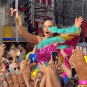 Érica Saraiva Instagram - 🗣️ “Eu dedico a minha energia e o meu carnaval (…) a Ele, o maior de todos. Por isso que eu falei ontem, porque ele me soprou uma transformação e eu vou transformar porque vai ser melhor pra mim e pra vocês.”

Se ela diz que “recalcular a rota” é “recapitular a horta”, então é RECAPITULAR A HORTA! 🚀🚀🚀

Viva @ivetesangalo! 💥💥💥
Viva o carnaval de rua de Salvador! ♥️

📹 @guiasalvador (1) e reprodução redes sociais, via @sitealoalobahia (2).