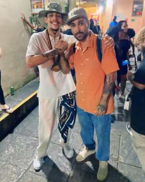Érica Saraiva Instagram - O melhor da noite desta sexta-feira (7) na Batalha de Rimas que abriu o show de estreia da carreira solo de @sainktt em Salvador passando pela sua timeline…

Parabéns, @gustavoazeh! 🥇 Super merecido, e quem selecionou foi o público que compareceu em peso para prestigiar a batalha e testemunhar a estreia do Mr. Slow Flow! 🔥 Em breve publicaremos sua participação no show, privilégio oferecido por @sainktt ao vencedor!

1️⃣ Sain e Gustavo Azêh
2️⃣ Sain e Azêh alinhando a participação no show
3️⃣ Azêh e @coscantine @3roundoficial

#rapnacional #kttzootour #sainkttzoo #hiphopcarioca