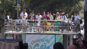 Érica Saraiva Instagram - Fui dormir com o coração apertado e acordei do mesmo jeito depois que vi a declaração de @ivetesangalo ontem sobre uma sequência de acontecimentos em seu carnaval que, notoriamente, lhe angustiaram, a ponto de eu e todo mundo que a ama querermos acolhê-la. Isso porque a gente a conhece e sabe que ela não é de desistir de nada, e que ela, em sua melhor fase de tudo, merece colher só coisas boas.

Estava pronta para lhe dedicar um textão para que ela reconsiderasse as coisas e voltasse para o trilho, retribuindo, assim, o que um dia ela me disse quando me senti acuada por coisas desagradáveis e injustas - publicadas em troca de engajamento em uma coluna de fofoca - que vinham afetando a minha alegria por me sentir de mãos atadas: "a importância dos outros é a gente que dá". Levei isso pra a vida e lhe sou muito grata, pois ela estava certa. "Preciso falar com Ivete", pensei.

Comentei isso com @claudinhosilva, que veio tomar café comigo, e eis que quando pego o computador para trabalhar, vejo esta sua declaração através de um post da maravilhosa @pamlucciola. Pronto, meu coração está aliviado! Obrigada, Pam. Ela está nos trilhos novamente. Ivete é um exemplo de vida, minha gente! Extremamente profissional e HUMANA. Sou fã porque me identifico e porque acredito que é assim que penso que todos deveriam ser "quando crescessem".

Como humana, ela também já cometeu erros, mas sua sensibilidade, inteligência, gentileza e, sobretudo, índole fazem com que ela sempre aprenda com eles, e se torne, cada vez mais, uma pessoa melhor (como se ainda tivesse como, rs). Por isso ela é grandona! Ela arrisca e se permite viver o que acredita porque ela confia no ser humano que é e, se for o caso, ela sabe que vai "recapitular" a rota. É assim que se evolui, gente! Que se transforma.

🗣 "Na minha frente, eu vejo um portal de oportunidades inacreditáveis. E eu não tô falando só pra mim, eu tô falando pra a gente porque sozinha eu não vou a lugar nenhum. E quem cuida de mim, meu amor, NÃO DORME", falou.

Sim, Veveta, você é uma mulher INCRÍVEL. Sozinha? JAMAIS! Transforme, estamos com você sempre!