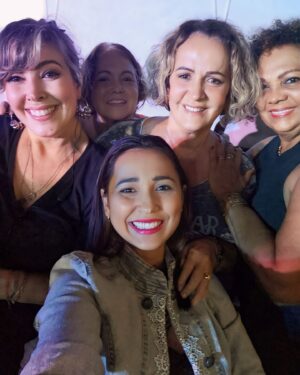 Érica Saraiva Instagram - Nesta segunda-feira (27), minha mami completou 75 anos com corpinho e cabeça de 50! 😝 Data cheia, sem pretensão de comemorações, mas tenho certeza que foi um dos aniversários mais comemorados que ela já teve! 🥳 Foi dizer que não iria fazer nada que todos mexeram seus pauzinhos pra homenageá-la, e ela pôde ver o quanto é amada! 🥰

A micareta começou na sexta, quando a convidei para o King Cobra 25 Anos, e ela foi com as amigas (pagando 😒). Teve direito a lounge, garrafa de whisky, balões, torta surpresa com fita e vela vulcão, abraço de @mendezz e aquele SHOWZAÇO! 🔥

No dia, propriamente, os primos @ivosassa, @pedro.saraiva.98 e Diego a convidaram pra almoçar e minha sobrinha @luavalente ofereceu um jantar com @daniliborio, que foi coisa de profissional. A cereja do bolo foi minha irmã @dianasaraivacc ligando do Canadá pra mostrar a casa nova e o netinho Chico! 😍

Depois ainda foi pra a farra! 😂 Tia @bete_marighella chamou uns amigos e ela foi pra a casa dela (onde dormiu) terminar de comemorar! Que beleeeeza, hein, mamis!

Que seja um ano de foco, força de vontade, alegrias, viagens, saúde, dinheiro no bolso e beijo na boca! 🤣

Te amo! 💝
Obrigada a todos que fizeram tudo isso acontecer e proporcionaram estes momentos pra ela! 🙏🏼💋