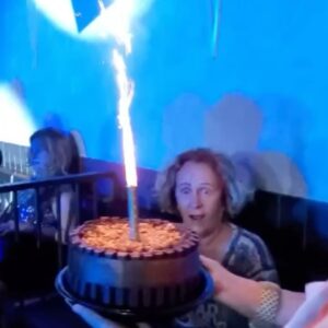Érica Saraiva Instagram - Nesta segunda-feira (27), minha mami completou 75 anos com corpinho e cabeça de 50! 😝 Data cheia, sem pretensão de comemorações, mas tenho certeza que foi um dos aniversários mais comemorados que ela já teve! 🥳 Foi dizer que não iria fazer nada que todos mexeram seus pauzinhos pra homenageá-la, e ela pôde ver o quanto é amada! 🥰

A micareta começou na sexta, quando a convidei para o King Cobra 25 Anos, e ela foi com as amigas (pagando 😒). Teve direito a lounge, garrafa de whisky, balões, torta surpresa com fita e vela vulcão, abraço de @mendezz e aquele SHOWZAÇO! 🔥

No dia, propriamente, os primos @ivosassa, @pedro.saraiva.98 e Diego a convidaram pra almoçar e minha sobrinha @luavalente ofereceu um jantar com @daniliborio, que foi coisa de profissional. A cereja do bolo foi minha irmã @dianasaraivacc ligando do Canadá pra mostrar a casa nova e o netinho Chico! 😍

Depois ainda foi pra a farra! 😂 Tia @bete_marighella chamou uns amigos e ela foi pra a casa dela (onde dormiu) terminar de comemorar! Que beleeeeza, hein, mamis!

Que seja um ano de foco, força de vontade, alegrias, viagens, saúde, dinheiro no bolso e beijo na boca! 🤣

Te amo! 💝
Obrigada a todos que fizeram tudo isso acontecer e proporcionaram estes momentos pra ela! 🙏🏼💋